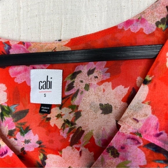 CABI Lush Blouse Style 5352 Size Small Red Floral Cold shoulder top - Picture 6 of 7